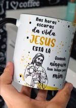 Jesus tá lá 03 versões – Unisex, Feminina, Masculina (Dourada, Rosa, Azul) - Arte Avulsa Caneca