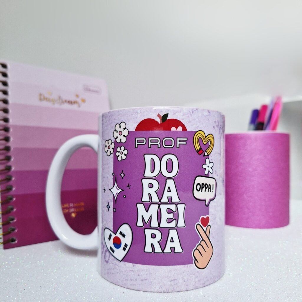 IMG-Divulgac╠oa╠ao-scaled-2 Professora Dorameira - Arte Avulsa Caneca - Imagem 1