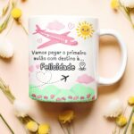 Vamos pegar o primeiro avião, com destino a felicidade - 4 Artes Avulsa Caneca - Imagem 2