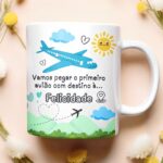 Vamos pegar o primeiro avião, com destino a felicidade - 4 Artes Avulsa Caneca