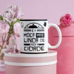 É a moça mais linda de toda cidade - masculina e feminina - 4 Artes Avulsa Caneca