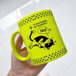 Tô precisando de vitamina C: CAFÉ - Arte Avulsa Caneca